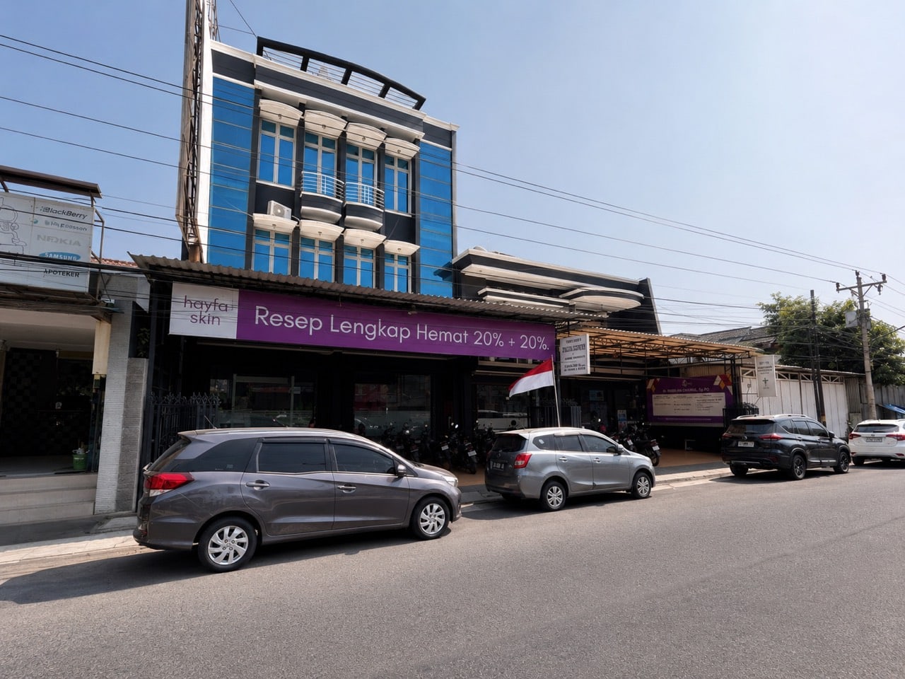 Tampak depan bangunan Hayfa Skin Clinic Tlogosari dari sisi jalan.